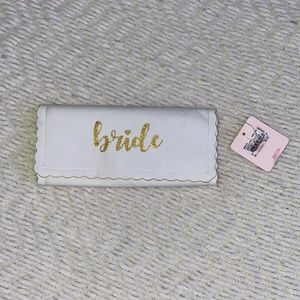 Bride Scalloped Jewelry Travel Case, White/Gold